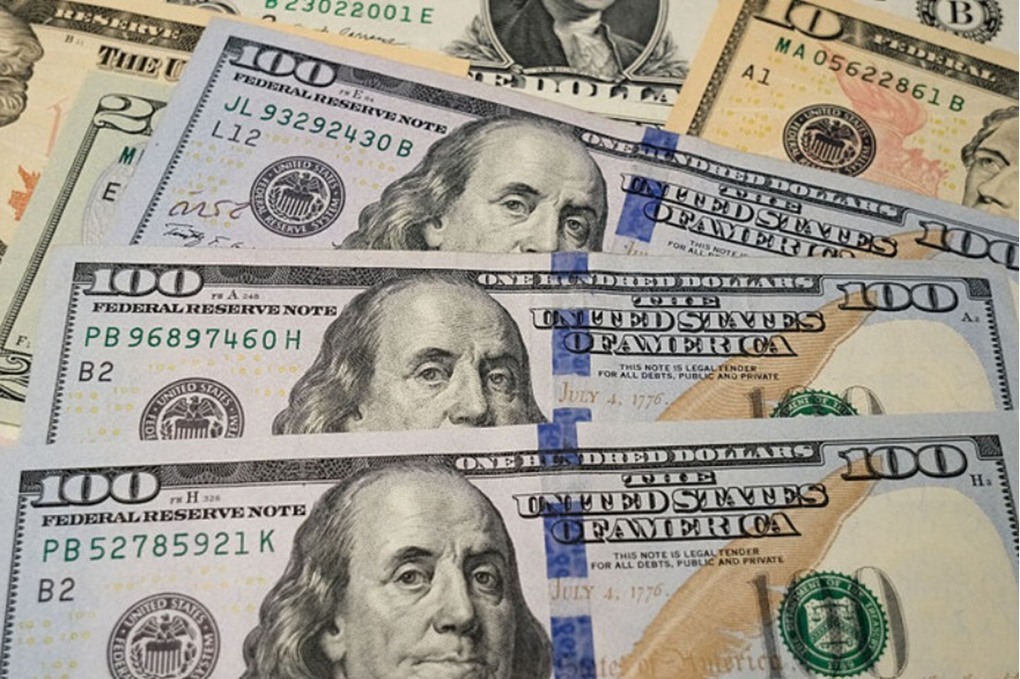 العراق يتوقع وصول مليار دولار نقدا من الاحتياطي الفيدرالي لخفض سعر الصرف في السوق الموازية 