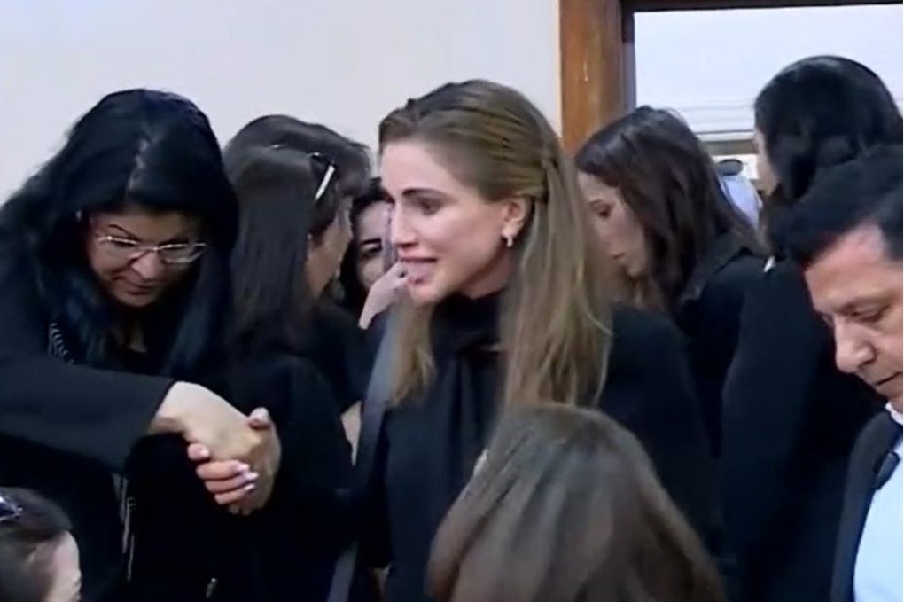 الملكة رانيا تقدم واجب العزاء بشهداء حمود في الكرك 