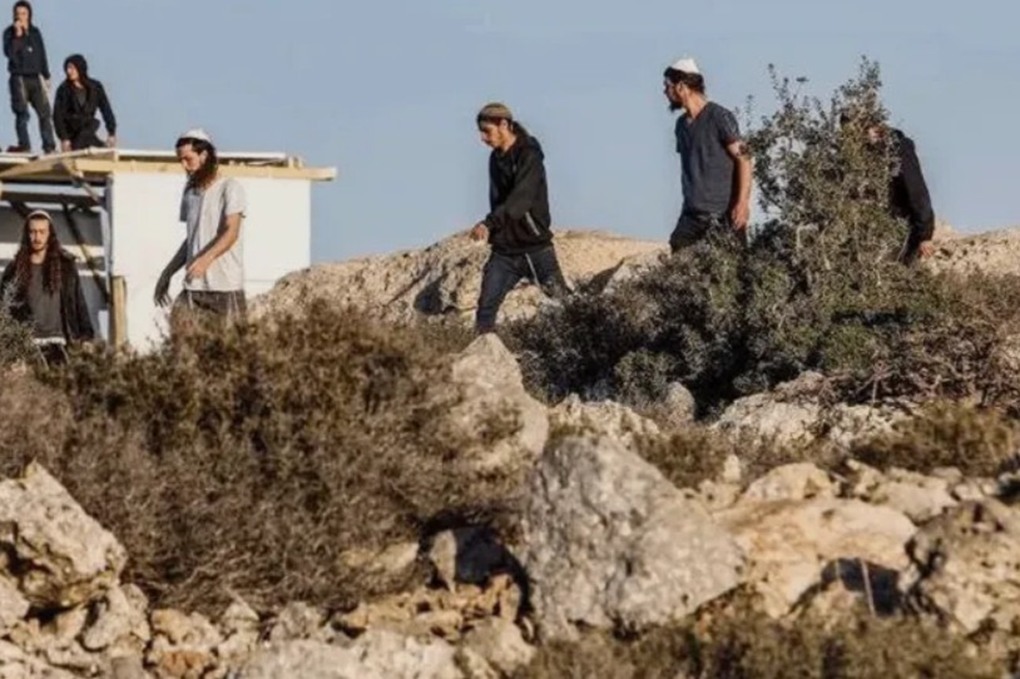 مستوطنون يقتحمون قرية غرب رام الله ويحاصرون عائلة فلسطينية 