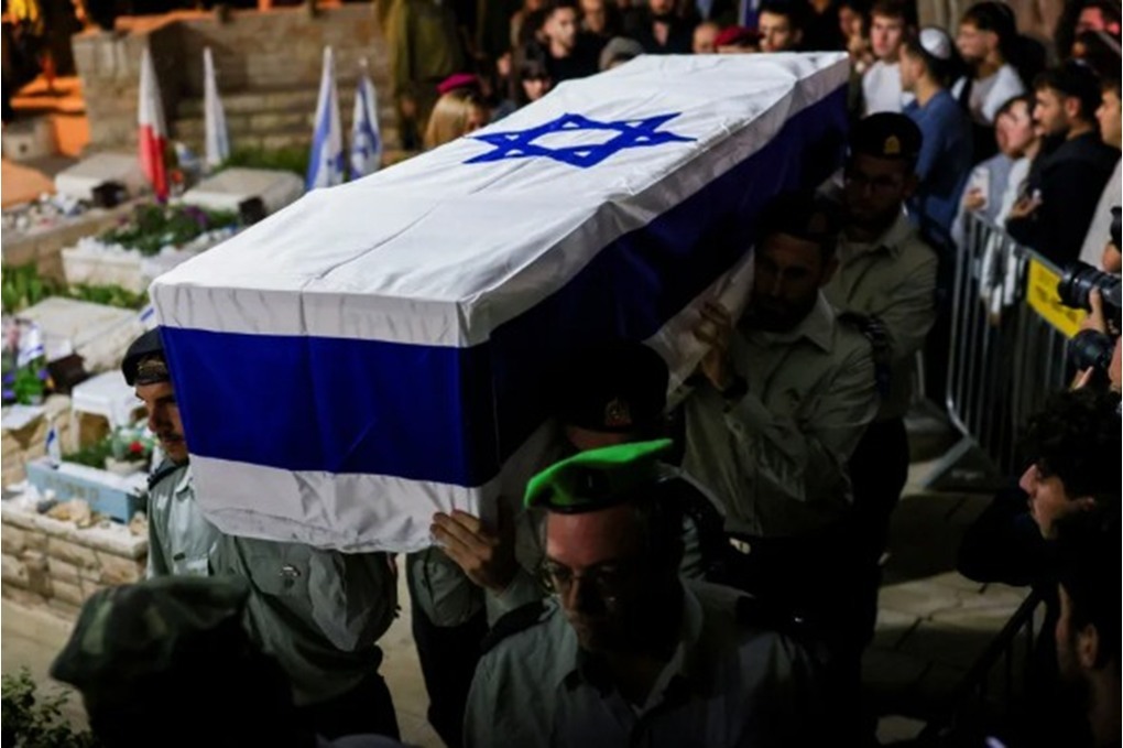 إسرائيل تتسلم رفات أحد الرهائن الأربعة المتبقين في غزة