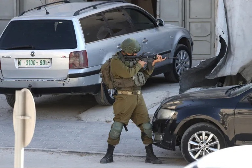 Izraelske sile oblegajo bolnišnico Al-Watani v Nablusu in preprečujejo prehod vozil