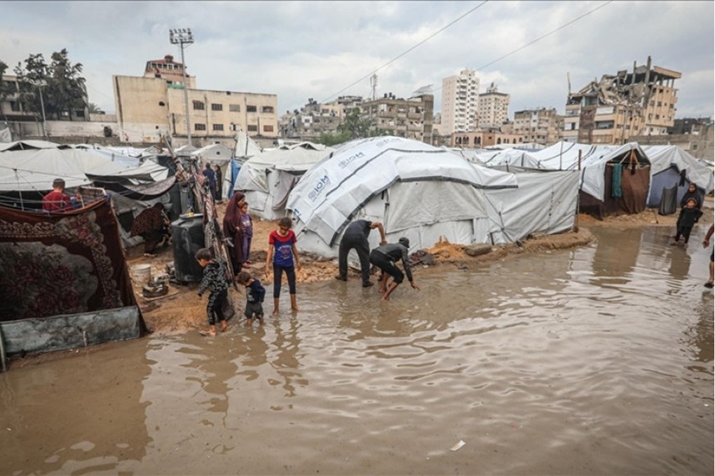 Močno deževje poplavilo šotore razseljenih oseb v Khan Junisu