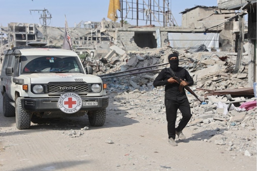 معاريف: التحقق من جثث 3 أسرى سلمتهم حماس