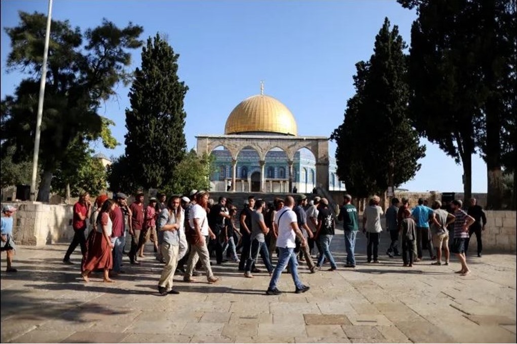 عشرات المستوطنين يقتحمون باحات المسجد الأقصى 