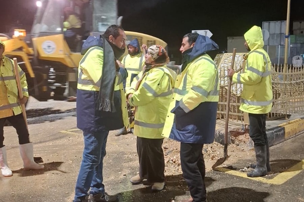 بلدية الطفيلة تواصل عملها لمعالجة آثار المنخفض الجوي 