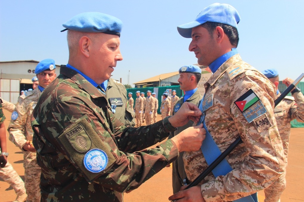 قائد قوات بعثة الأمم المتحدة يقلّد مرتبات وحدة الطائرات العامودية (الكونغو/1) ميداليات الخدمة المتميزة 