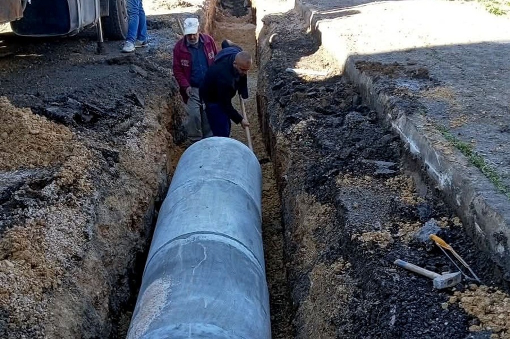 بلدية إربد تواصل صيانة شبكات تصريف مياه الأمطار 