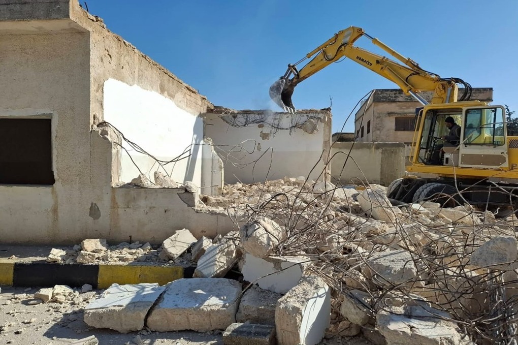 بلدية سهل حوران تزيل مبنى منطقة عمراوة القديم الآيل للسقوط 