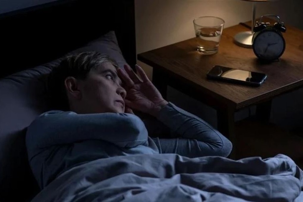 لماذا تستيقظ في الثالثة صباحاً؟ عالم أعصاب يكشف السر وتقنية سحرية للعودة إلى النوم 