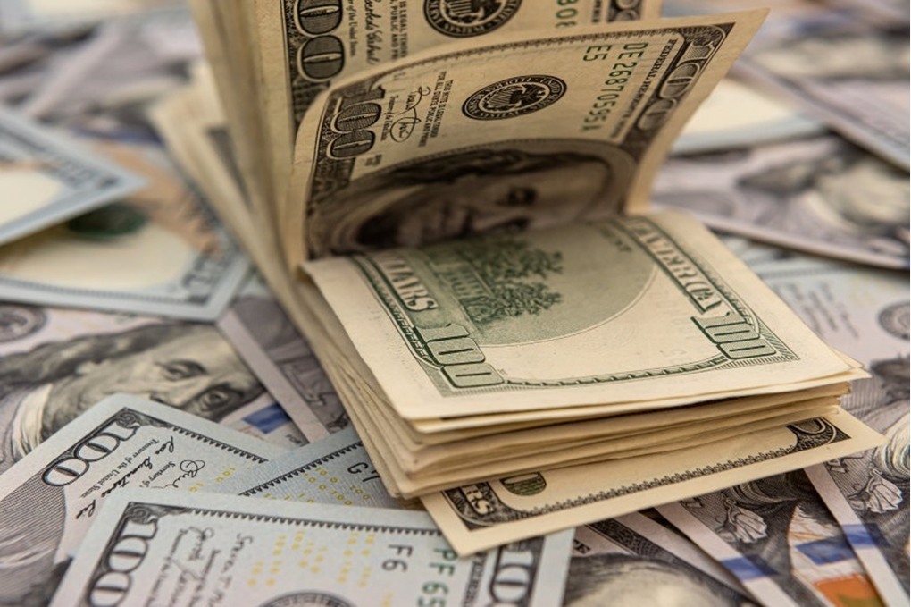 الدولار يرتفع مدعوما بتغير موقف ترامب بشأن غرينلاند 