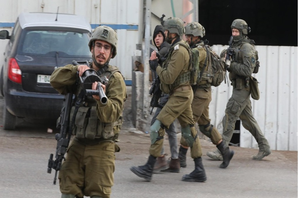 قوات الاحتلال تقتحم قراوة بني حسان غربي سلفيت وتنفذ عمليات تفتيش واسعة 