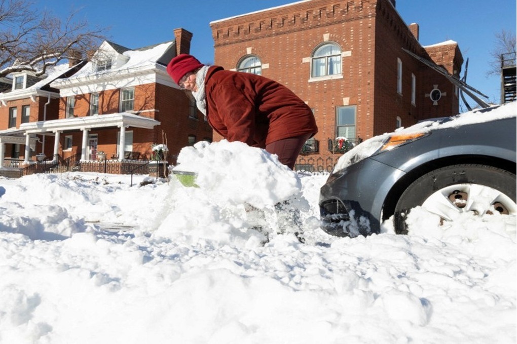 عاصفة شتوية تلغي وتؤخر آلاف الرحلات الجوية في الولايات المتحدة 