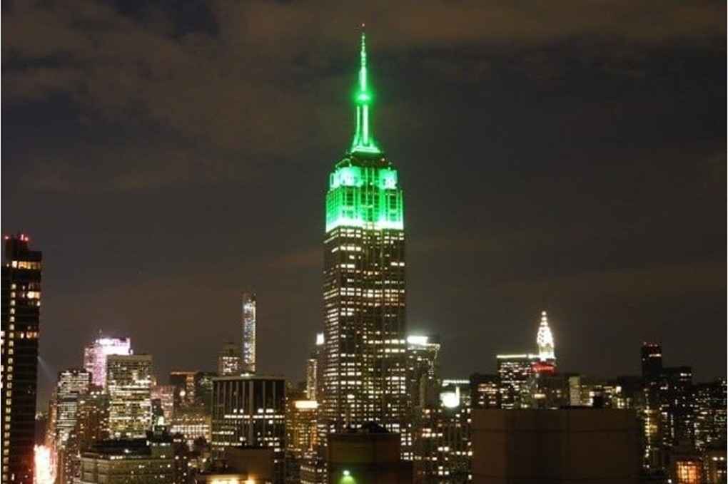 إضاءة ولاية نيويورك باللون الأخضر احتفالاً بتراث وثقافة الأميركيين المسلمين 