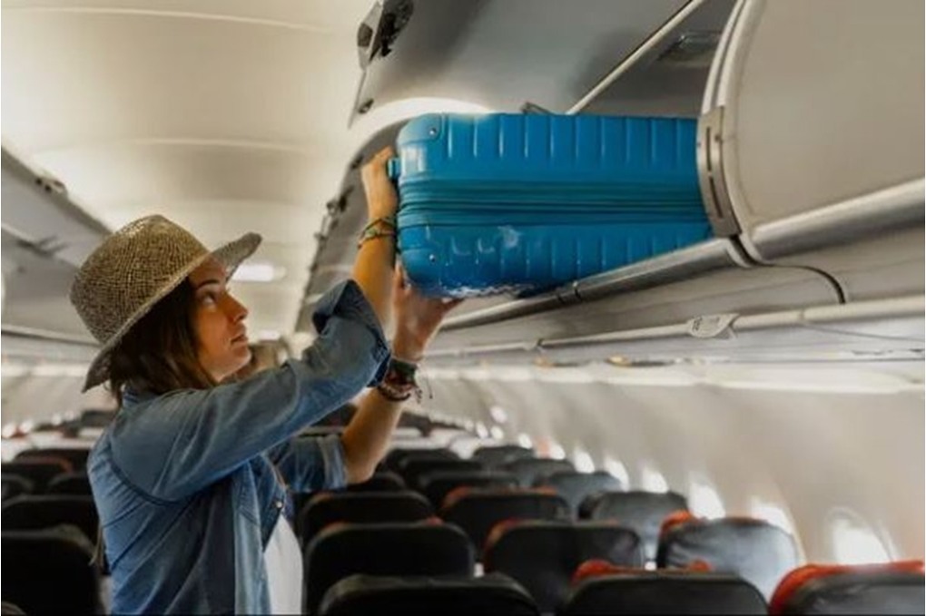 الخزانة العلوية للطائرة.. لماذا يجب ألا تضع معطفك فيها؟ 