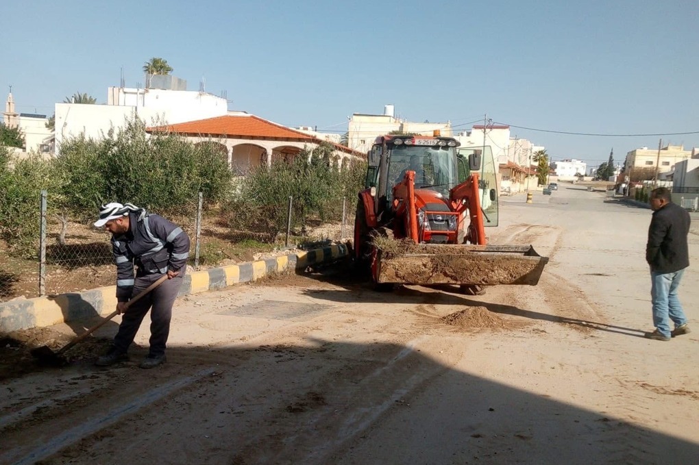 كوادر البلديات في الكرك تواصل عملها للحد من تشكل السيول 