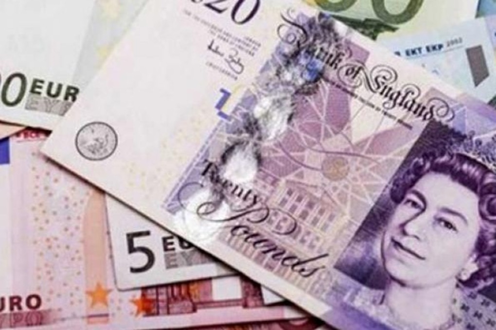 الاسترليني يتراجع أمام الدولار واليورو 