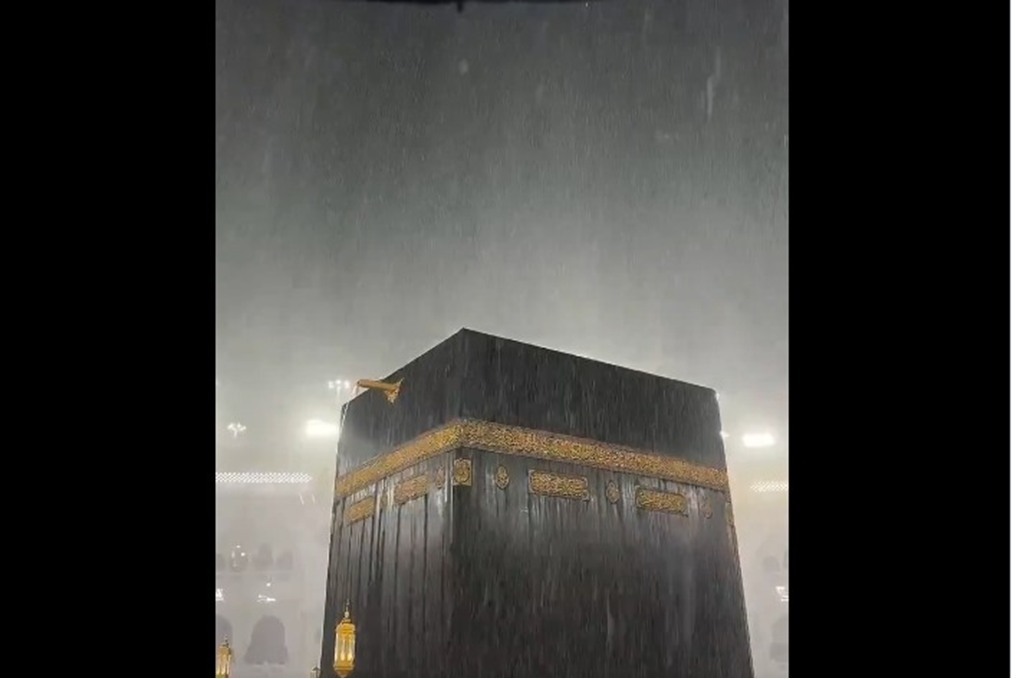 أجمل ما قد تراه اليوم..أمطار الخير على الكعبة المشرفة 