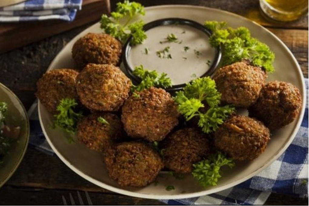 سعرات وجبة الإفطار: تحليل غذائي للفول والفلافل من قبل أخصائي التغذية 