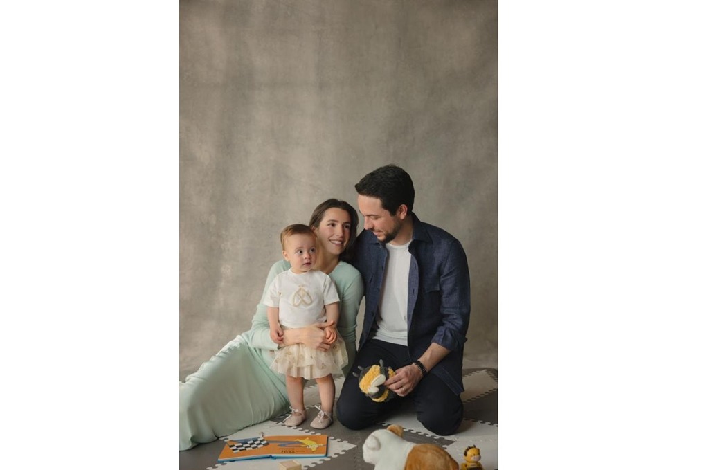 ولي العهد: مني ومن رجوة وصغيرتنا إيمان كل عام وأنتم بخير 