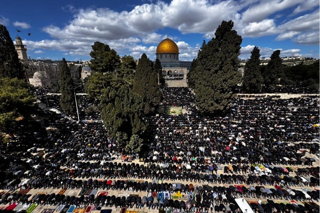 عاجل 100 ألف مصل يؤدون الجمعة الثانية من رمضان في المسجد الأقصى رغم القيود المشددة 