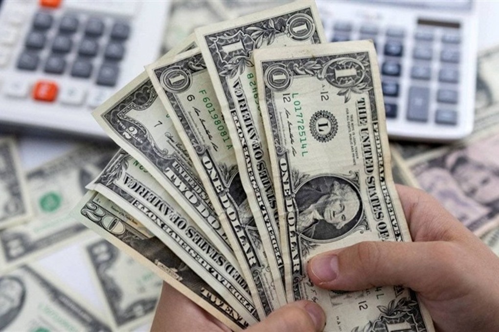 الدولار يتجه لتسجيل أول مكسب شهري منذ تشرين الأول 