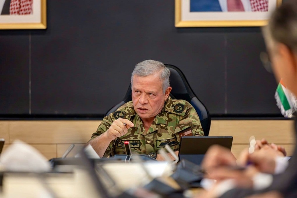 عاجل الملك يؤكد ضرورة الاستعداد لأي طارئ وضبط التلاعب بالأسعار 