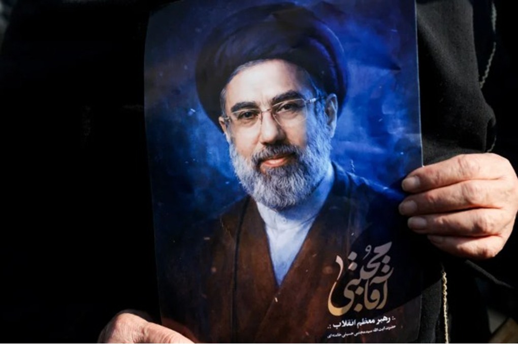 تلغراف: المرشد الجديد اشترى شقتين في لندن بـ 35 مليون إسترليني 