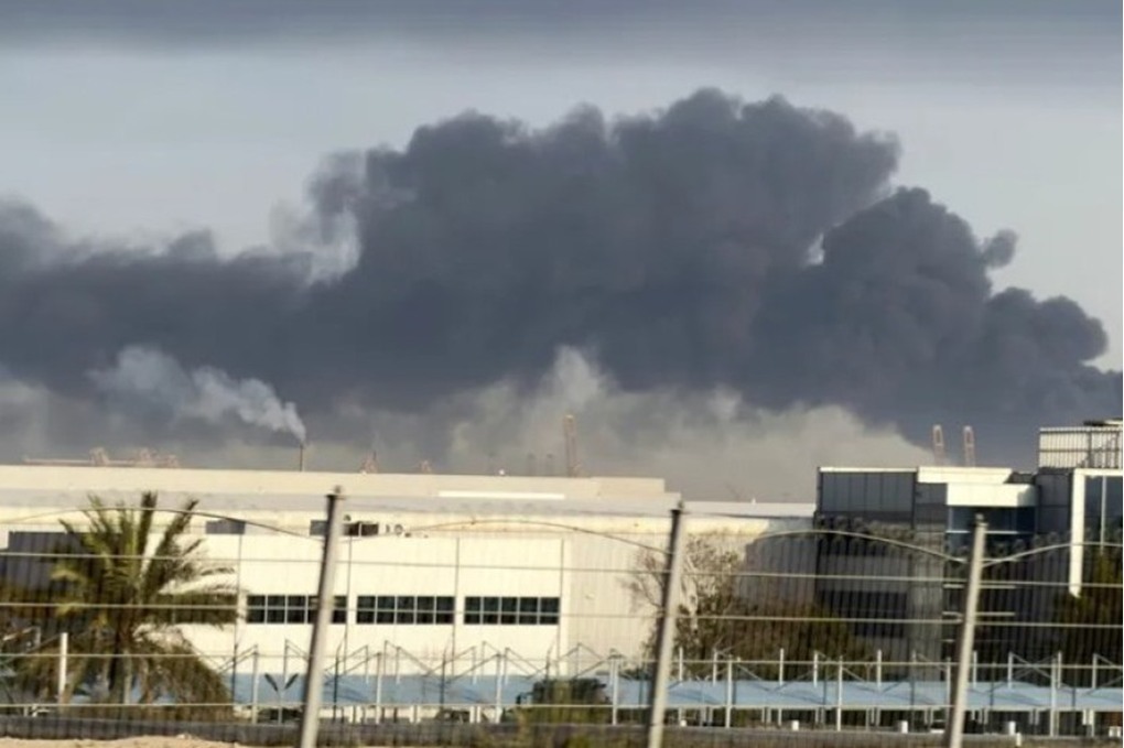 مقذوف يصيب سفينة حاويات قبالة جبل علي في الإمارات 