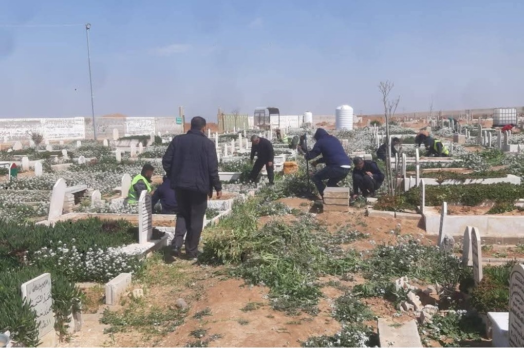 بلدية مادبا الكبرى تنفذ حملة صيانة في المقابر والحدائق 