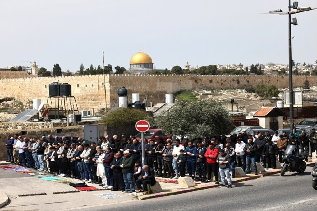 مقدسيون يؤدون صلاة الجمعة الأخيرة من رمضان على مقربة من الأقصى 