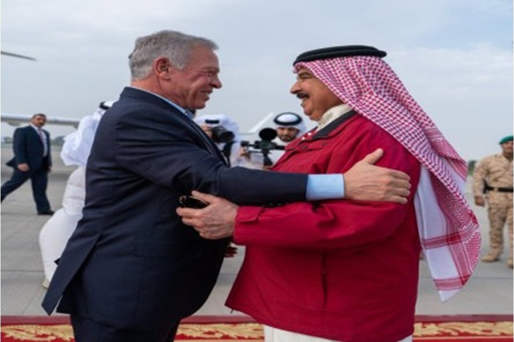 عاجل الملك يصل إلى المنامة ويلتقي ملك البحرين 