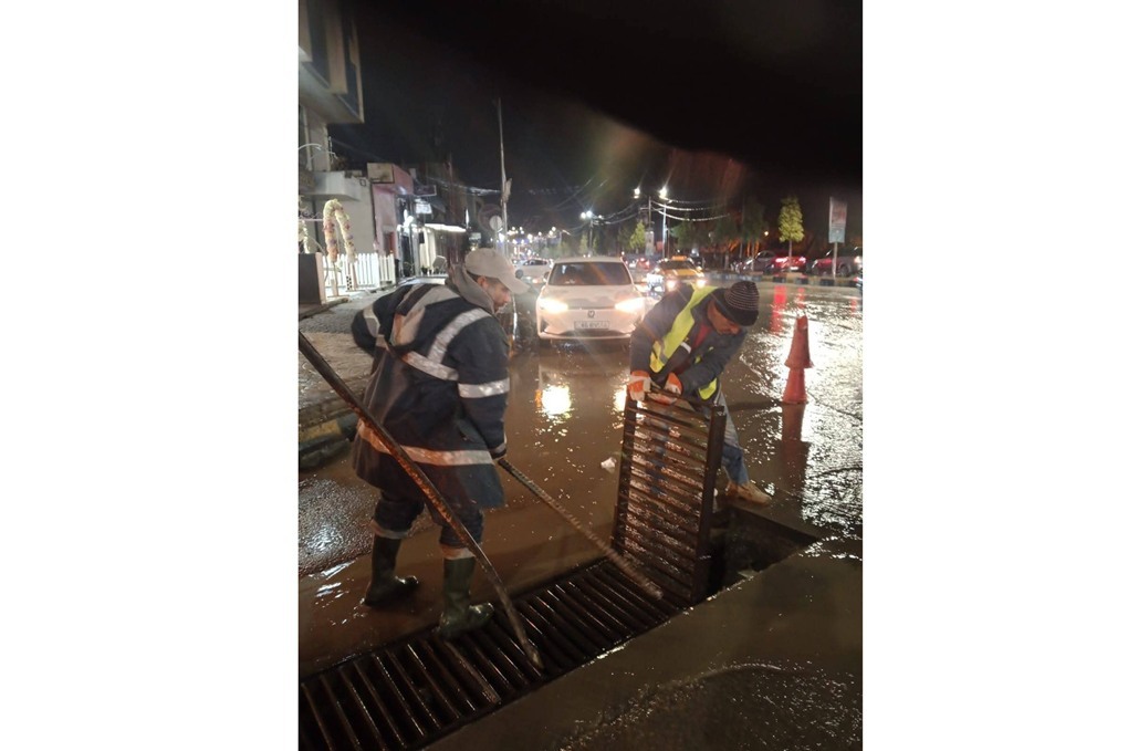 بلدية بني عبيد تتعامل مع تجمعات لمياه الأمطار 