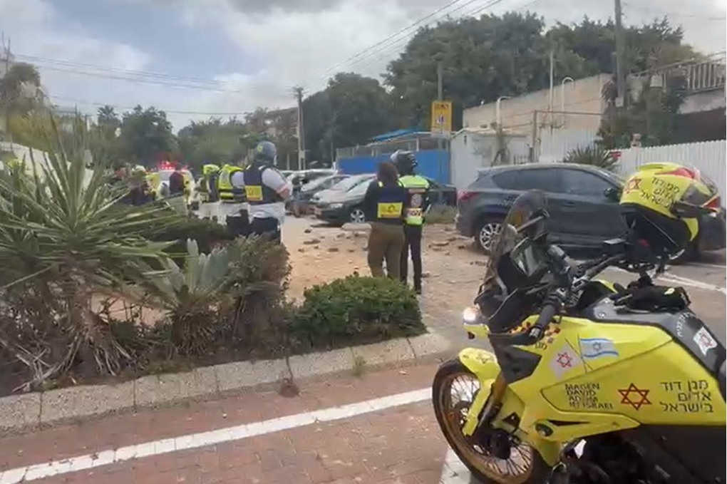 تضرر مبان في تل أبيب إثر سقوط شظايا صاروخ إيراني 