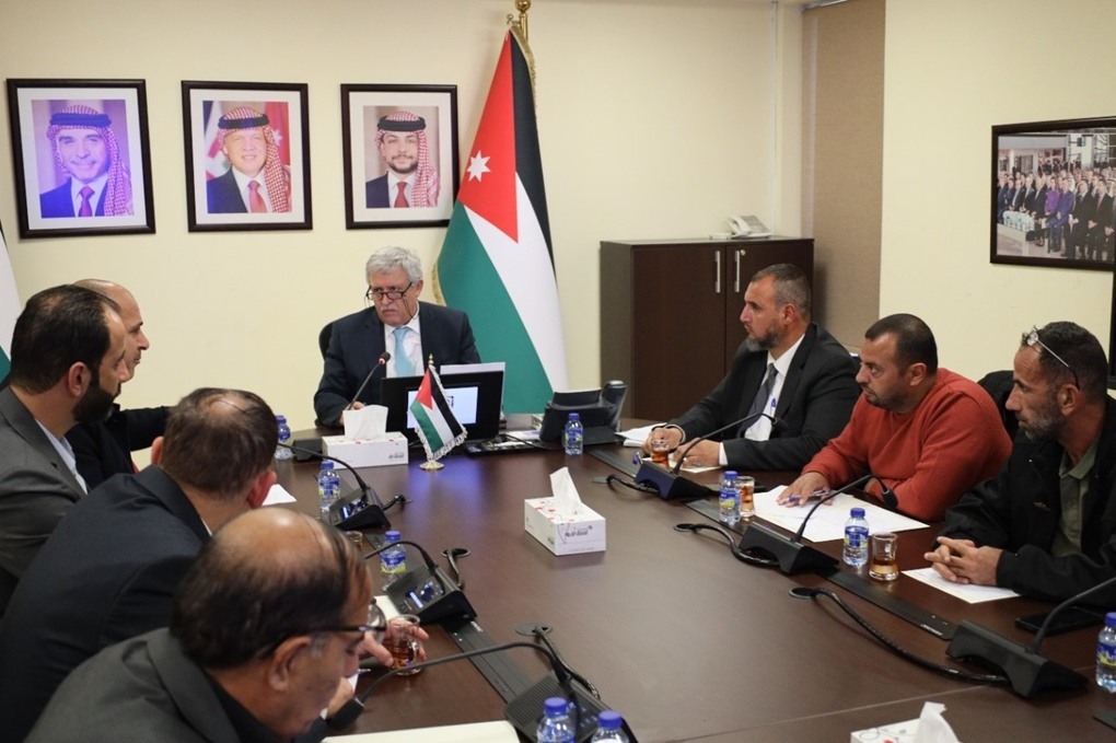 وزير النقل يلتقي أصحاب شاحنات ويؤكد دعم القطاع وتعزيز أعماله