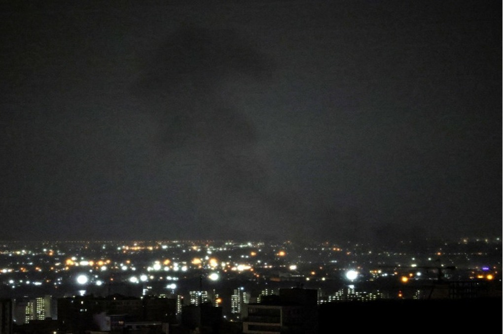 انفجارات وانقطاع للكهرباء في طهران.. وإيران تجدد هجومها على إسرائيل