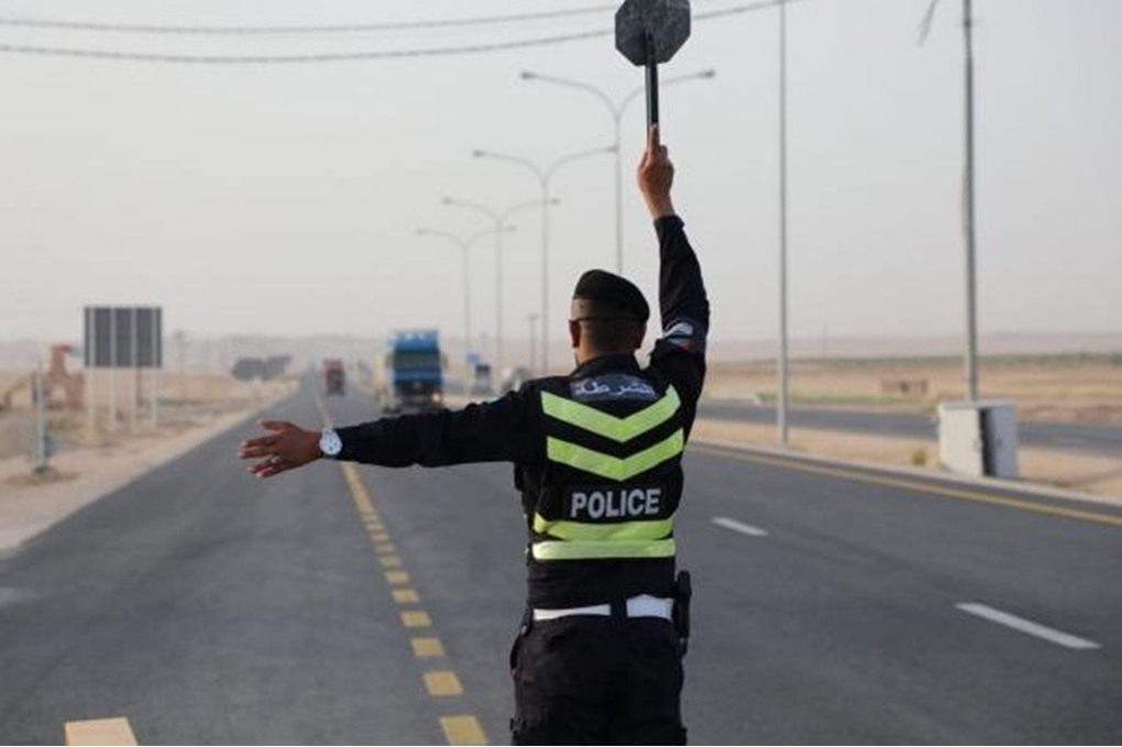 انقلاب شاحنة على طريق الضليل – الزرقاء وتحويل السير