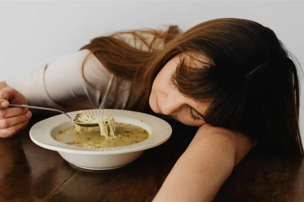 لماذا يجب التوقف عن الطعام قبل النوم بثلاث ساعات؟ 