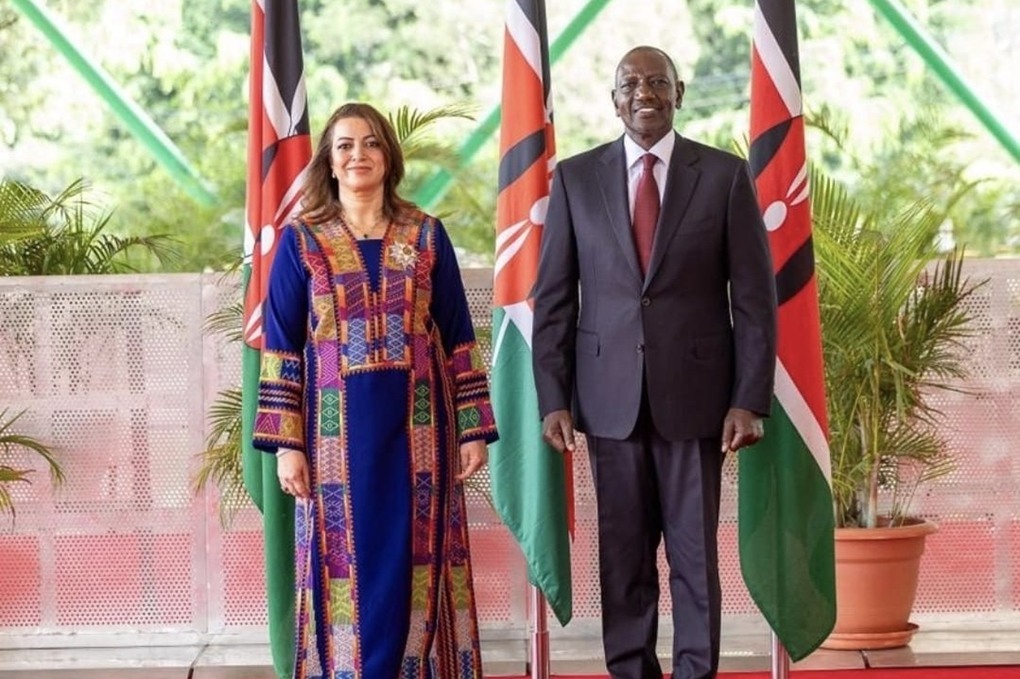 السفيرة رولان محمود سماره تقدم أوراق اعتمداها إلى الرئبس الكيني 