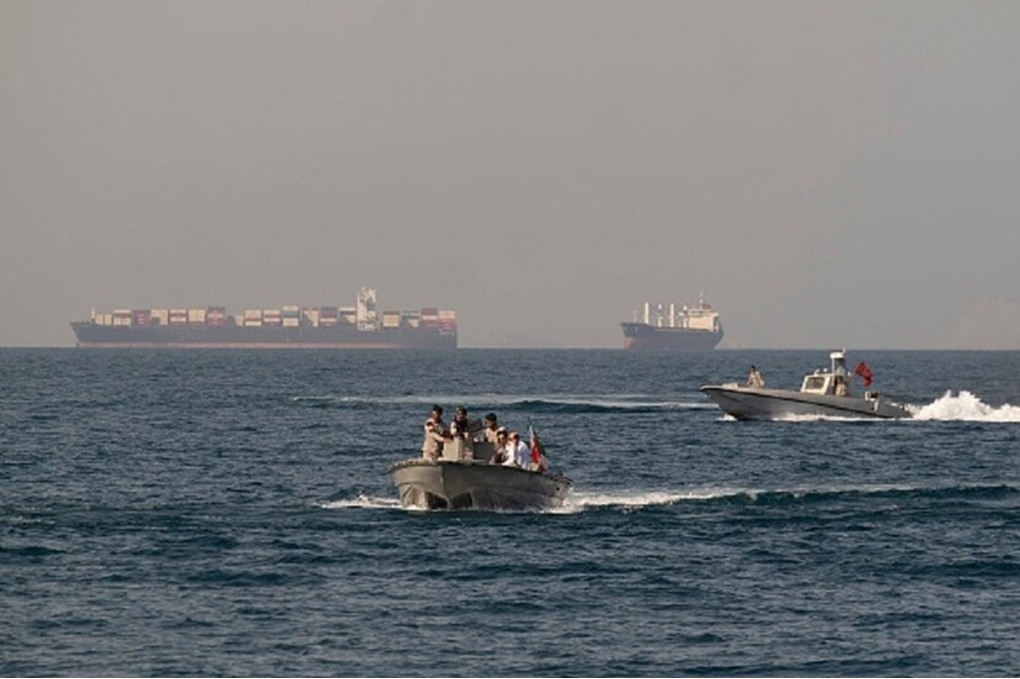 تحذيرات من تداعيات اضطرابات مضيق هرمز على 3 ملايين حاوية 