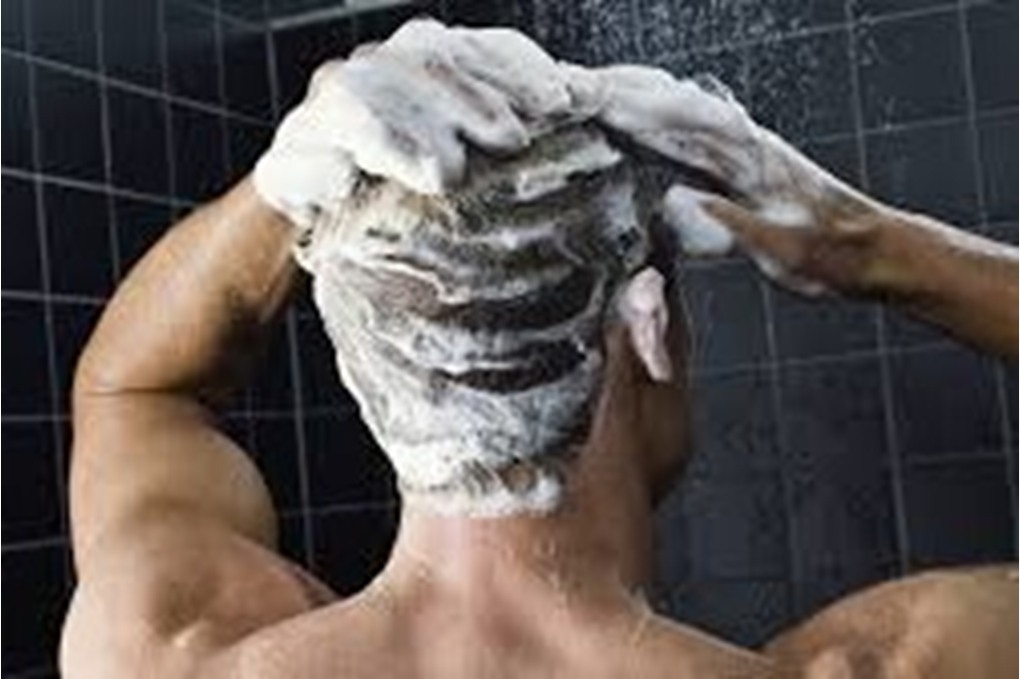 معلومة مغلوطة حول غسل الشعر