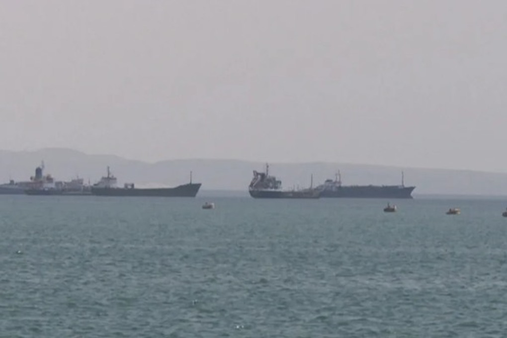 إيران تهدد بإعاقة الملاحة في البحر الأحمر