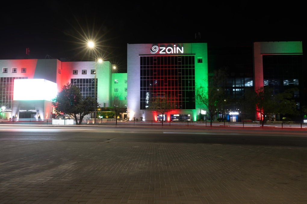 زين تبدأ احتفالاتها بيوم العلم بإضاءة مبانيها بألوان العلم