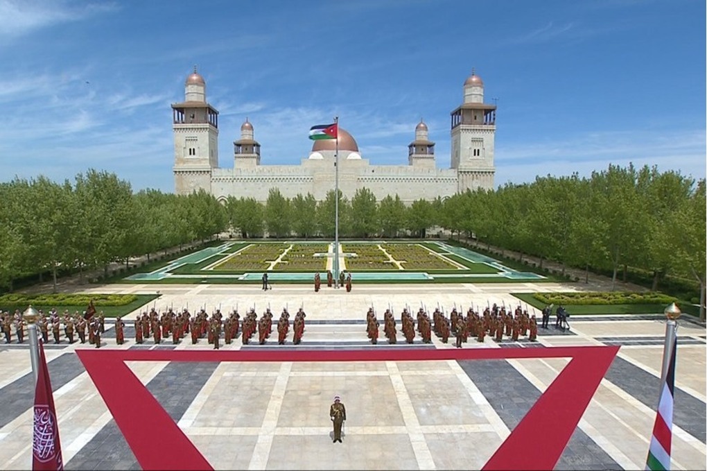 الملك يشهد مراسم رفع العلم بمناسبة اليوم الوطني للعلم الأردني