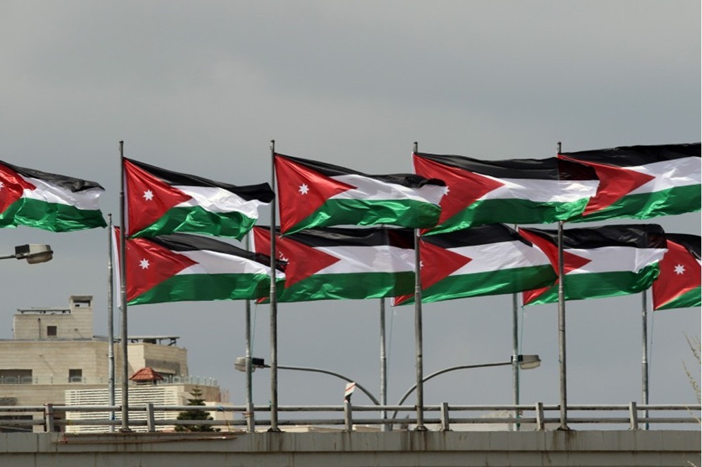 الأردنيون يحيون الذكرى السادسة ليوم العلم.. 104 سنوات والأردن سالما منعما 