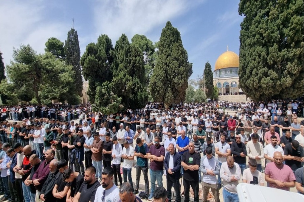 75 ألف مصل يؤدّون صلاة الجمعة في المسجد الأقصى المبارك