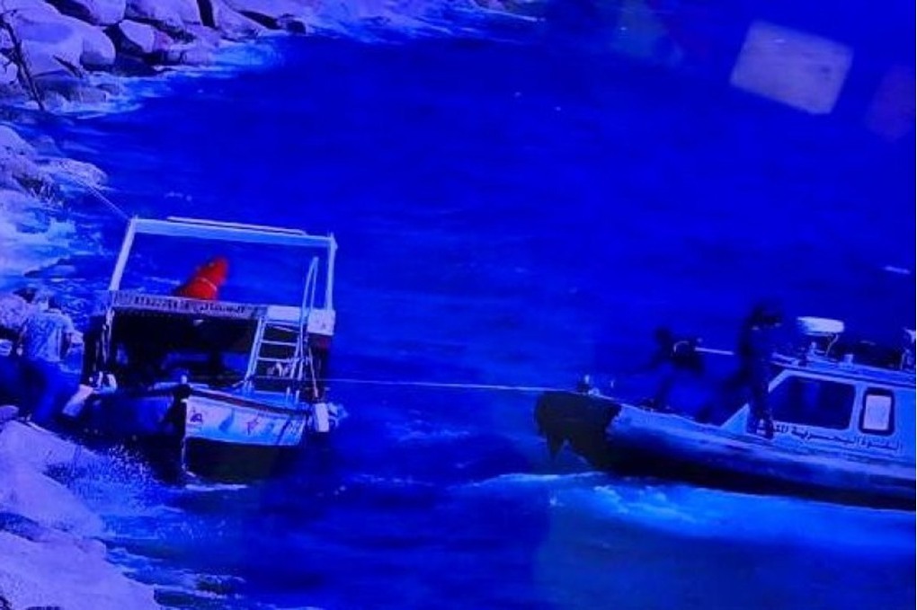 القوة البحرية والزوارق الملكية تنقذ مركباً سياحياً في العقبة