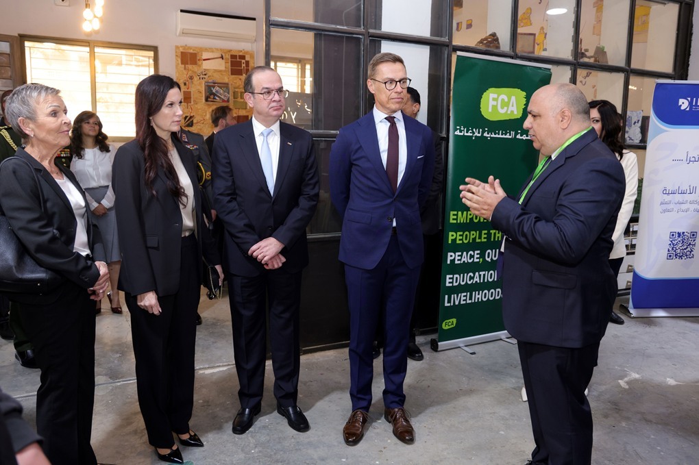 رئيس فنلندا يطلع على مشروع إبداعي شبابي في عمان