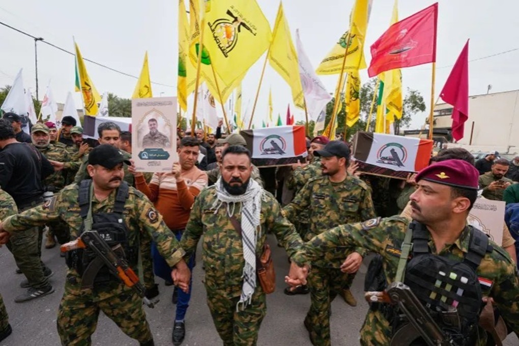 صحيفة: أمريكا توقف شحنات الدولار عن العراق وتطالب بتفكيك الفصائل