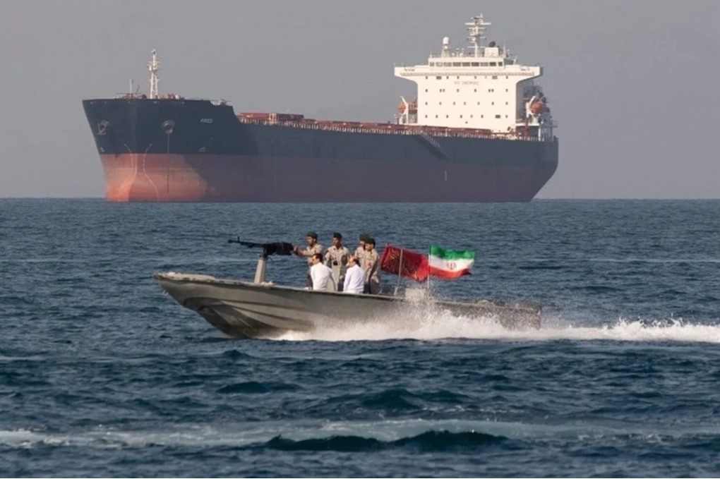 الحرس الثوري يعلن احتجاز سفينتين في مضيق هرمز 
