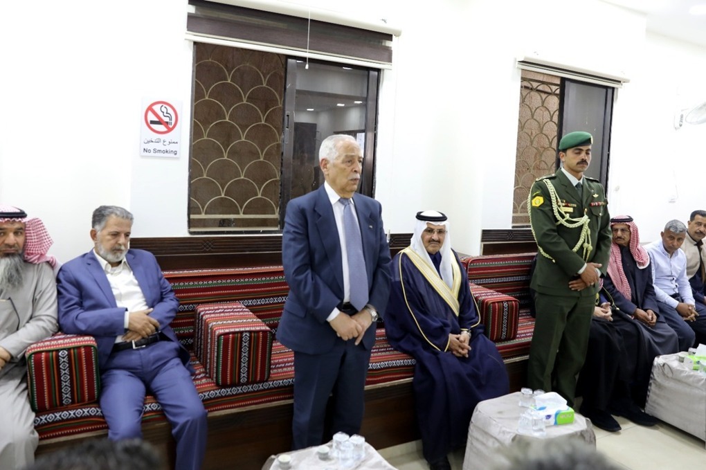 العيسوي ينقل تعازي الملك وولي العهد إلى عشيرة القطارنة 